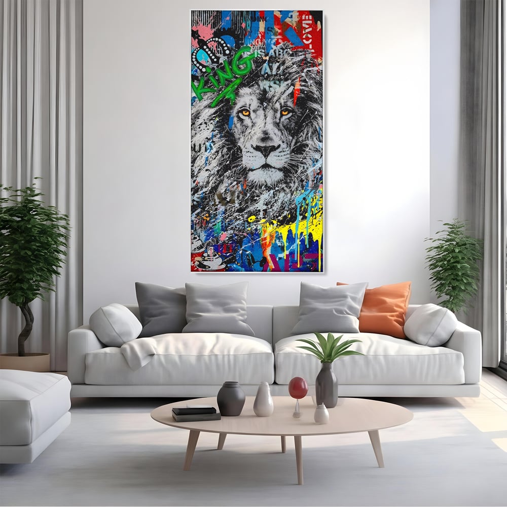 Tablou canvas cu tablou canvas cu leu stil graffiti, in rama de aluminiu argintiu, pe perete intr-un living